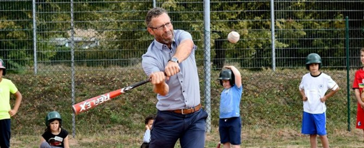 Treffsicher: OB Thomas Sprißler probiert sich am Baseball